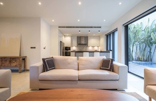 Khlong Tan Nuea Villa | Monochrome designer pool Villa