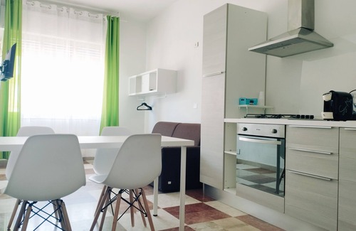 Comiso Apartamento | Monolocale con divano letto e cucina