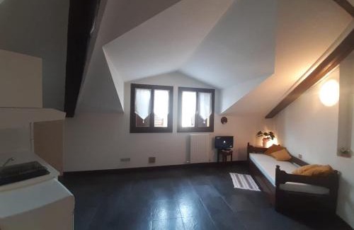 Precotto Apartamento | Monolocale piano alto luminoso pochi minuti metro rossa Milano