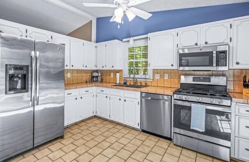 South Central Omaha Casa | Monroe. Quiet 4BR w/ Huge Yard . Ideal for Crews & Families