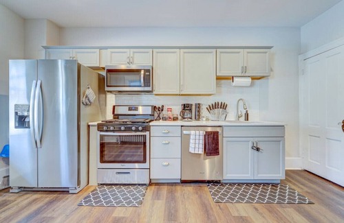 Stroudsburg Casa | Monroe20 · BrickStone Lodge-Modern King Suite near Main St-B