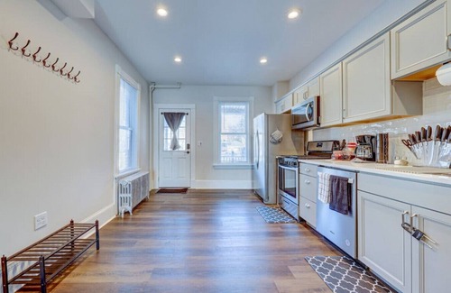 Stroudsburg Casa | Monroe20 · BrickStone Lodge-Modern King Suite near Main St-B
