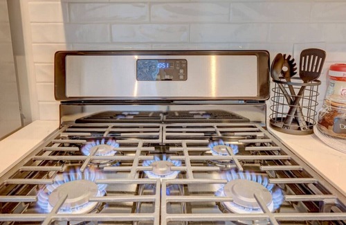 Stroudsburg Casa | Monroe20 · BrickStone Lodge-Modern King Suite near Main St-B
