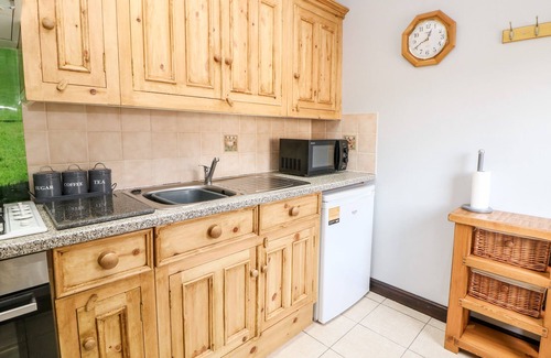 Over Haddon Cabaña | MONSAL COTTAGE, pet friendly, character holiday cottage in Bakewell