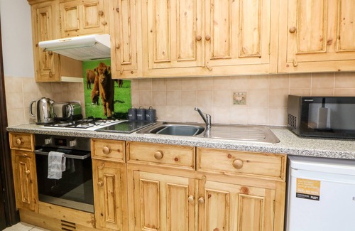 Over Haddon Cabaña | MONSAL COTTAGE, pet friendly, character holiday cottage in Bakewell