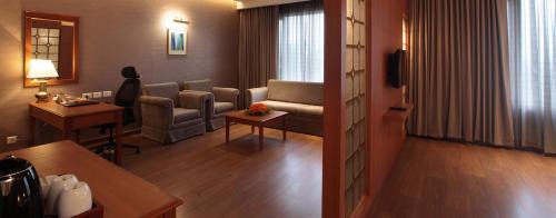 Palarivattom Hotel | Monsoon Empress Kochi