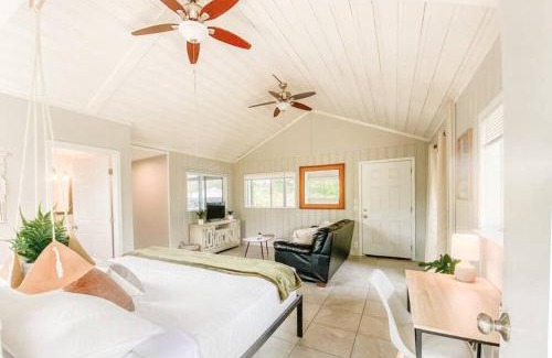 Keaau Apartamento | Monstera Bungalow, Spacious, King Bed, Big Kitchen