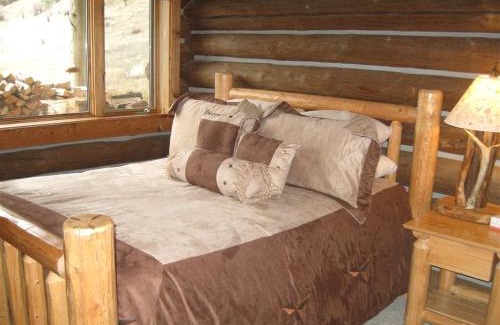Darby Casa | Montana Mountain Glamping: Charming Log Cabin with a Private Hot Tub in Darby