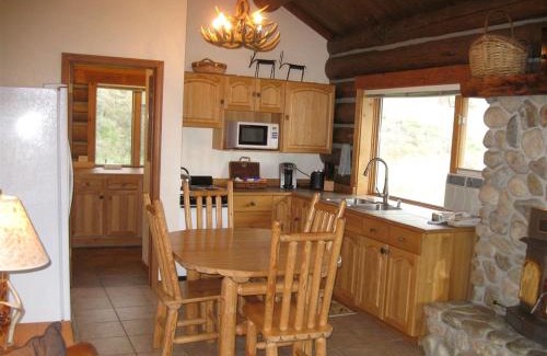 Darby Casa | Montana Mountain Glamping: Charming Log Cabin with a Private Hot Tub in Darby
