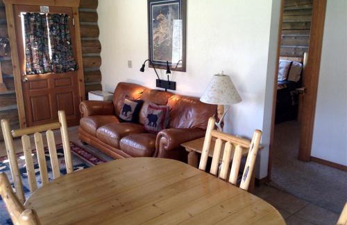 Darby Casa | Montana Mountain Glamping: Charming Log Cabin with a Private Hot Tub in Darby
