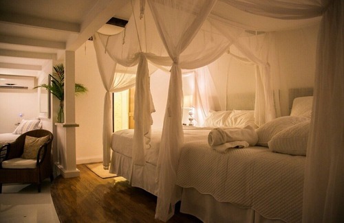 Caguana Cabina | Monte Sagrado Reserve-100 acres + Wellness + River by RedAwning