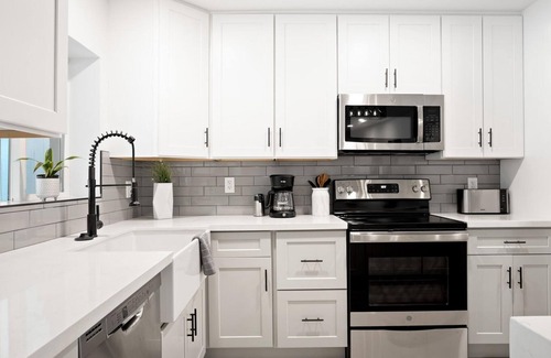 Cox Heights Casa | Monte Vista - Close to Old Town, Free Heated Pool, Putting Green, Pool Table