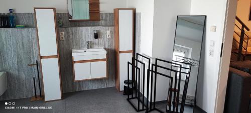 Veitshoechheim Apartamento | Monteur-Ferienwohnung mit 123qm bei Würzburg mit Parkplatz Terasse Grill WLAN