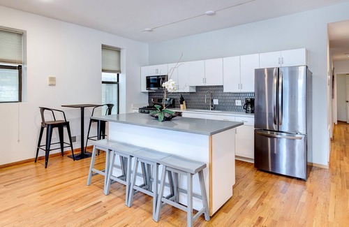 Pulaski Park Apartamento | Month to Month FULLY FURNISHED Rental in West Town