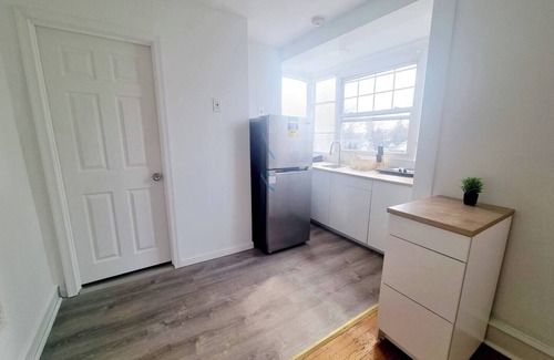 Elkins Park Apartamento | Charming and well-appointed studio apartment featuring an open layout, cozy living space, modern kitchen, and a clean, private bathroom—perfect for comfortable, convenient living.