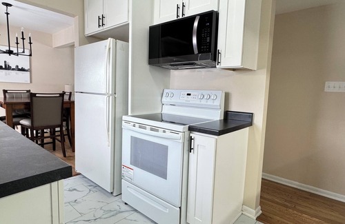 South Milwaukee Casa | Monthly Discount! Comfy 3BR Close to Everything!