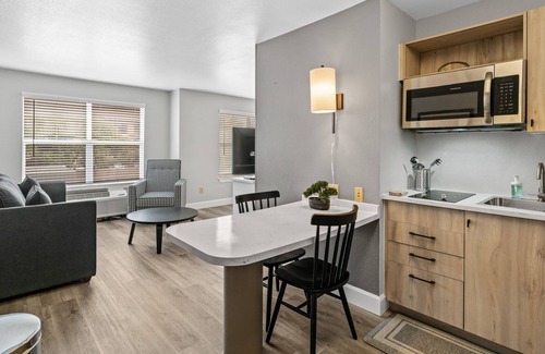 North Burnet Apartamento | Monthly Discounts! Modern, Cozy Studio near Domain and UT Austin