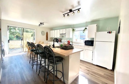 Esquimalt Casa | Monthly Furnished 2-Bedroom Steps From Ocean