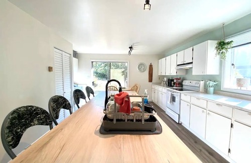 Esquimalt Casa | Monthly Furnished 2-Bedroom Steps From Ocean