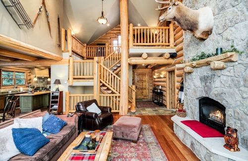 Quandary Village Cabina | Monthly Rental Discounts - Dog Friendly, 2 Living Rooms, Office, Private Hot Tub, Pool Table