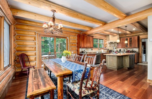 Quandary Village Cabina | Monthly Rental Discounts - Dog Friendly, 2 Living Rooms, Office, Private Hot Tub, Pool Table