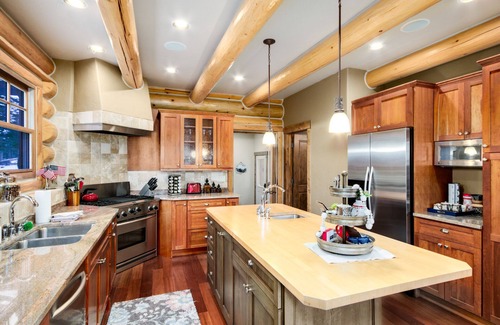 Quandary Village Cabina | Monthly Rental Discounts - Dog Friendly, 2 Living Rooms, Office, Private Hot Tub, Pool Table