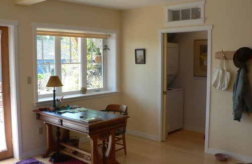Port Townsend Condominio | Monthly Rental Only - Charming two-bedroom furnished garden apartment
