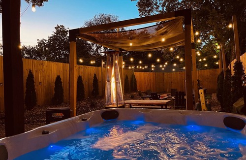 Deer Park Apartamento | Monthly Stay Epic Studio~2 Queens Hot Tub|Fire Pit