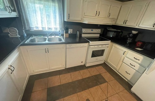 Raleigh Casa | MONTHLY STAYS 10BR Cabin-Style Home – Secluded Compound with abundant parking