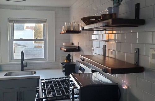 Bloomfield Apartamento | Monthly Stays: 2BR w/Parking - 8 min Walk NJ Transit Train - 40 Min from NYC