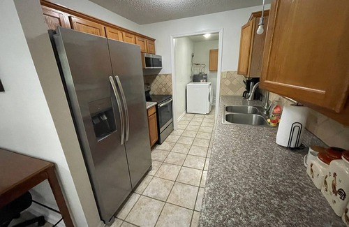 Raleigh Casa | MONTHLY STAYS-5 BR Secluded Cabin Style Compound-Abundant Parking-Near Airport