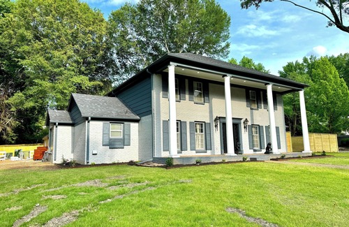 Ellendale Casa | MONTHLY STAYS- 8BR/4BA Brick Estate with Private attached Guest House