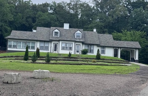 Raleigh Casa | MONTHLY STAYS- Expansive 10-BR Southern Estate – 18 Beds, 6 Baths, Pool and More