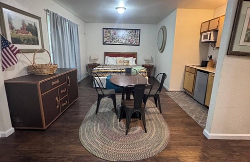 Crosstown Casa | MONTHLY STAYS in Memphis - Spacious 5BR Home w/ 3 BA-Near Downtown, Beale Street