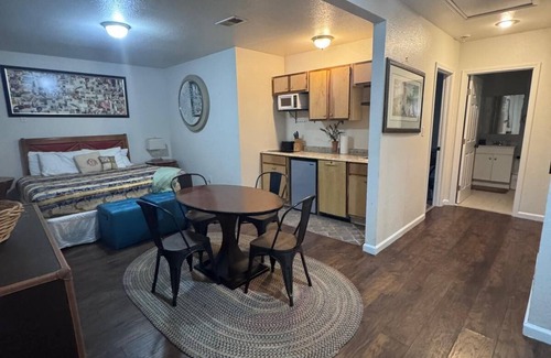 Crosstown Casa | MONTHLY STAYS in Memphis - Spacious 5BR Home w/ 3 BA-Near Downtown, Beale Street