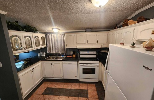 Raleigh Cabina | MONTHLY STAYS-Rear Cabin Only – Secluded 3BR/2BA Guest House Near Downtown