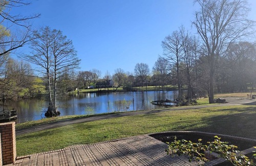 Olive Branch Casa | MONTHLY STAYS-Waterfront Estate – 10-Sleeping Area Retreat on Private Lake