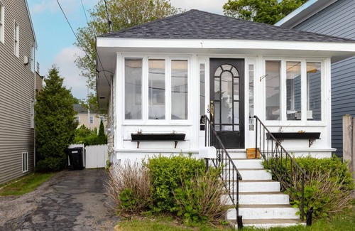 Hull Casa | Monthly Summer Rental - Newly Renovated Bungalow Steps to the Beach