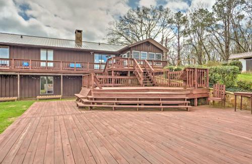 Mill Springs Casa | Monticello Home with Multi-Level Deck on 2 Acres!