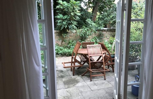 Twickenham Riverside Cabaña | Montpelier Row Cottages, Jardín Cottage