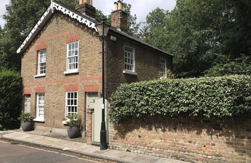 Twickenham Riverside Cabaña | Montpelier Row Cottages, Jardín Cottage