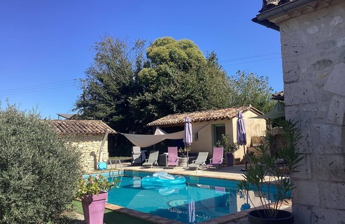 Montpouillan Casa | Bucolic stone estate and its cascading basin.