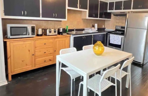 Pointe-Saint-Charles Apartamento | Montreal's Beautiful Apartment