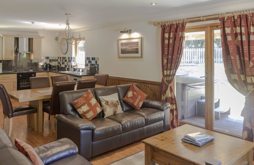 Ascog Chalet De Esquí | Montrose Lodge with private hot tub and sauna