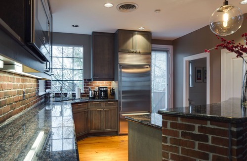 Montrose Casa | Montrose NY Style Brick Home con un elevador y una cocina de chef