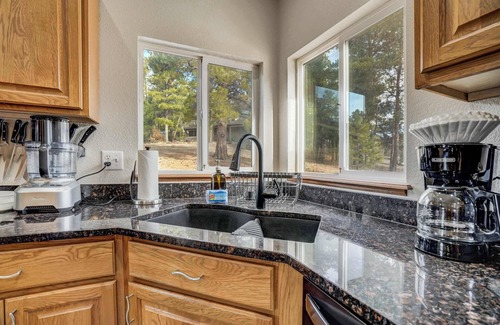 Monument Casa | Monument Gym| Trails & Lake |Dog Friendly, Hot Tub