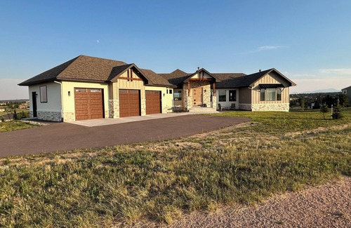 Monument Casa | Monument Majesty - Luxury Home w/Mountain ViewsnSpacious 4-bedroom modern house