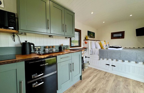 Blaisdon Cabaña | MOOFFITCH RIVERVIEW HUT, pet friendly, with hot tub in Gloucester