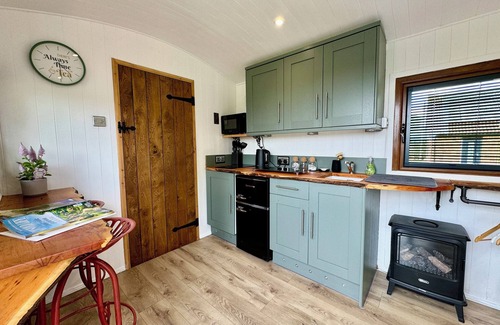 Blaisdon Cabaña | MOOFFITCH RIVERVIEW HUT, pet friendly, with hot tub in Gloucester