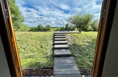 Blaisdon Cabaña | MOOFFITCH RIVERVIEW HUT, pet friendly, with hot tub in Gloucester